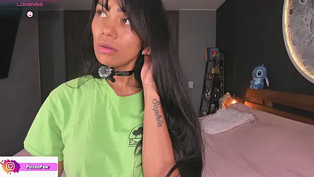 Sarajames live cam on StripChat