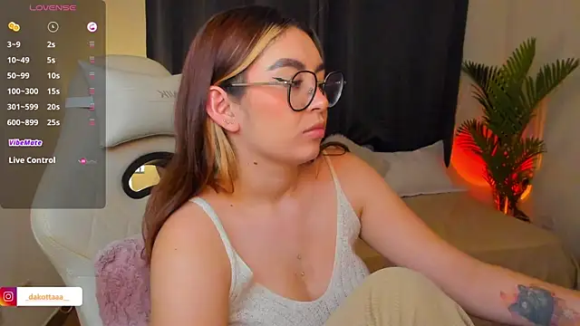 dakottaa_ live cam on StripChat