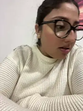croftsmila (F young) - Fingers pussy in secret shh people here