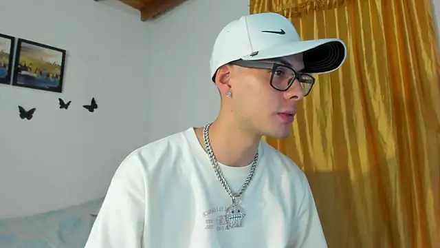 Vlad__night live cam on StripChat