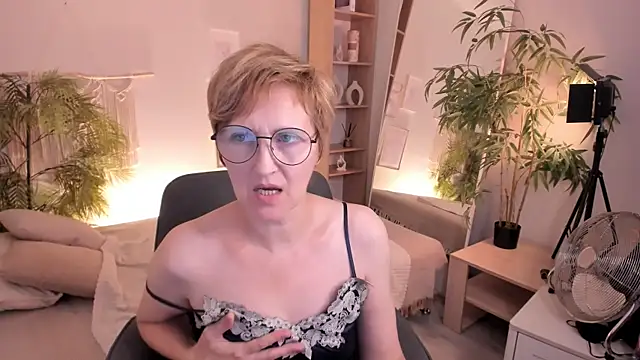 Paris_Cherry live cam on StripChat