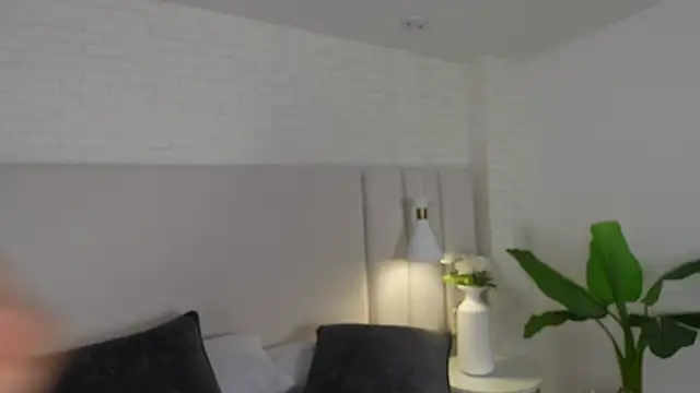 nina_gb live cam on StripChat