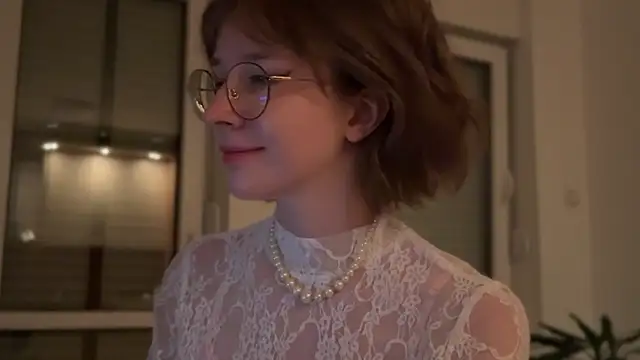 ms_christiana (F young) - show sexy butt