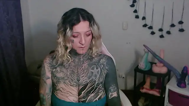 SLOPPYTITSS live cam on StripChat
