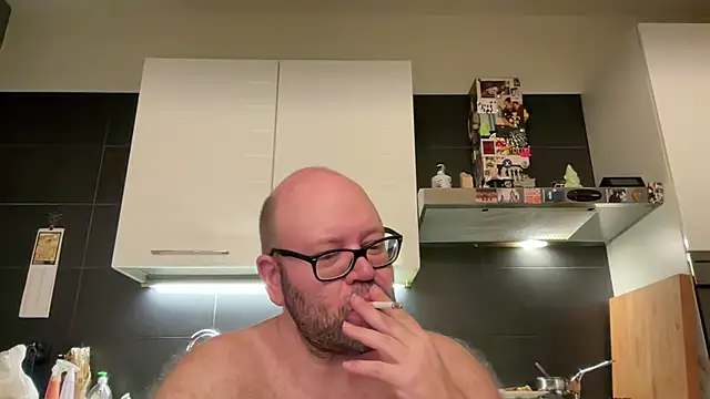 theitalianbear live cam on StripChat