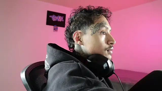 trieone live cam on StripChat