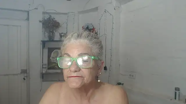FunnyGrandma live cam on StripChat