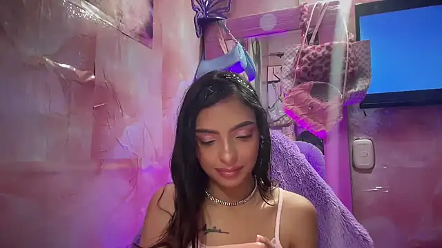 Skye_Moore live cam on StripChat