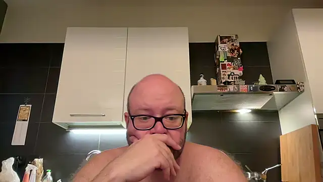 theitalianbear live cam on StripChat