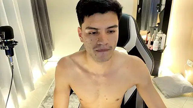 LeoTease webcam