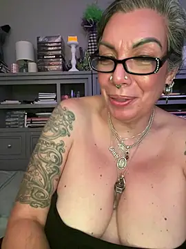 dieseldame1313 live cam on StripChat