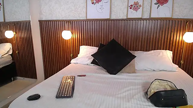 Ariana_Wayne webcam