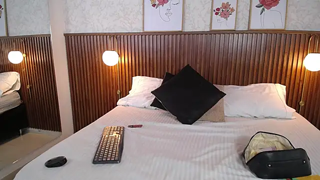 Ariana_Wayne webcam