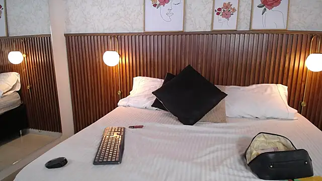 Ariana_Wayne webcam