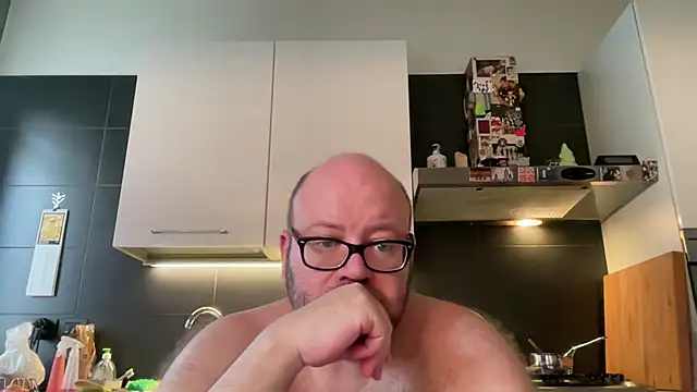 theitalianbear live cam on StripChat