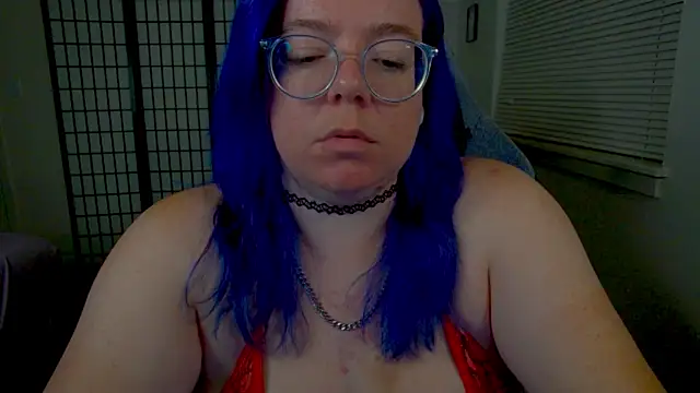 KiraSpitQueen live cam on StripChat