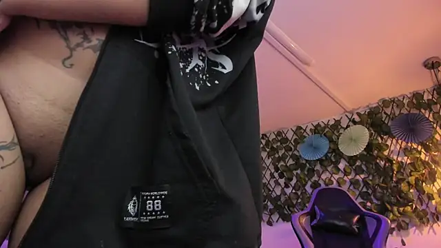 Kitty_Gang live cam on StripChat