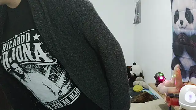 curly_greeneyed live cam on StripChat