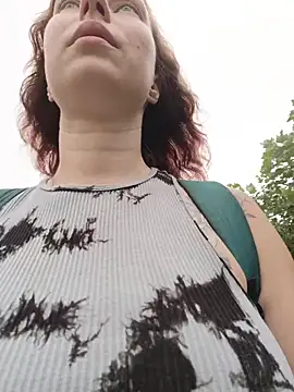 frost_foxy (F young) - Risky flash boobs in street