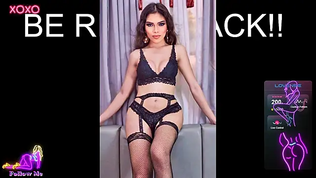 izabella_moore live cam on StripChat