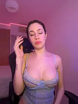 lolasb (F young) - En 4 / in doggy sin tanga 🔥😈
