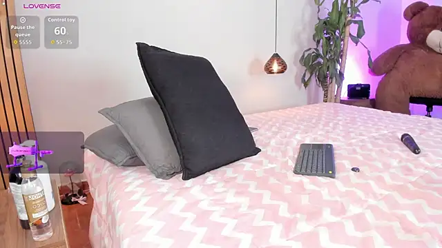 REINA_ADAHARA webcam