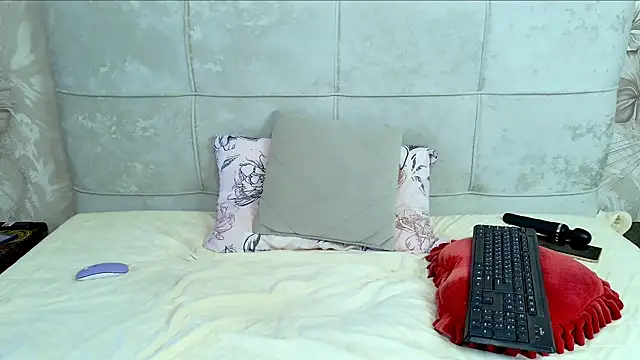 PrettyHairyBlonde live cam on StripChat
