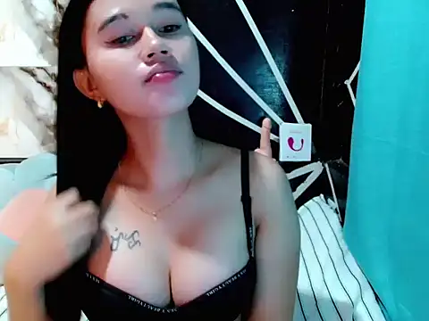 urgirl_mikah live cam on StripChat