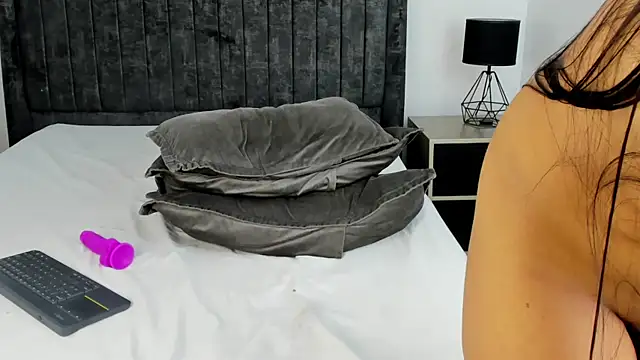 MiaKhal_ webcam