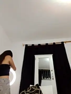 EmiNavarro live cam on StripChat