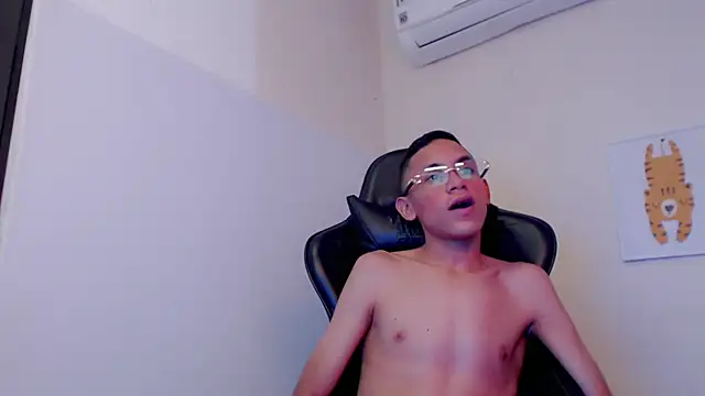 sombra_18 (M twink) - CUM IN PUBLIC