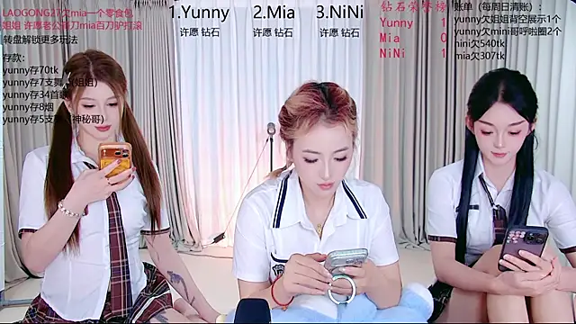 MiNi-U live cam on StripChat