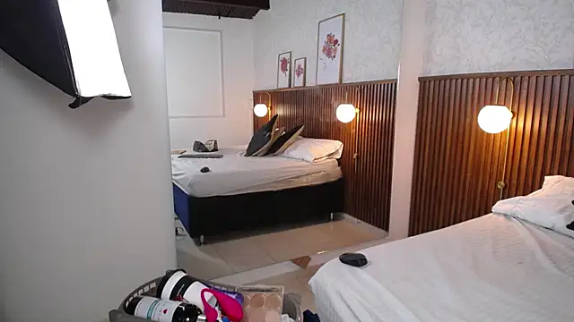 Ariana_Wayne webcam
