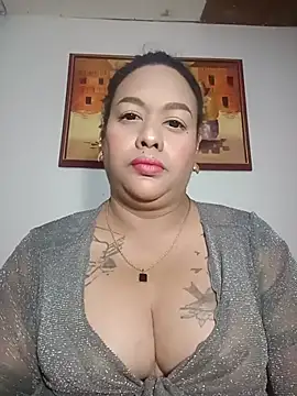 EmmaKantutera live cam on StripChat
