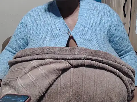 CUTEFIRMMELONSS live cam on StripChat