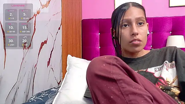 yourcuteneighbourr live cam on StripChat