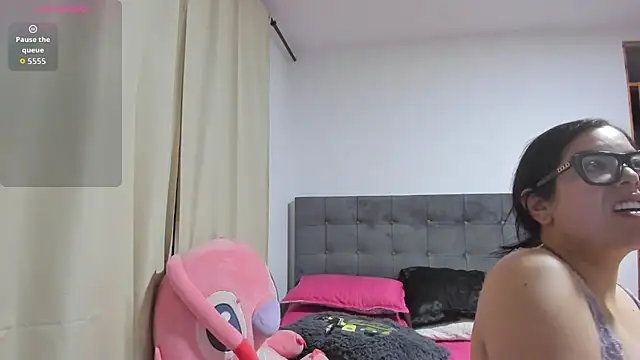Kylie2211 live cam on StripChat