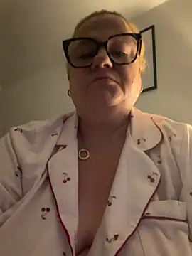 ExperiencedCurvyBelle webcam