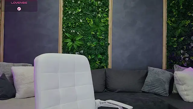 Issa_Jo live cam on StripChat