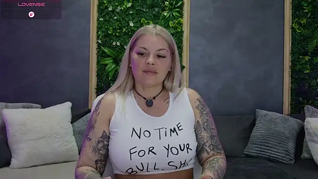 Issa_Jo live cam on StripChat