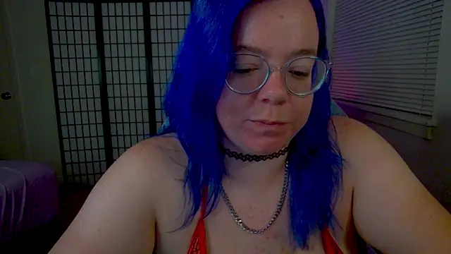 KiraSpitQueen live cam on StripChat