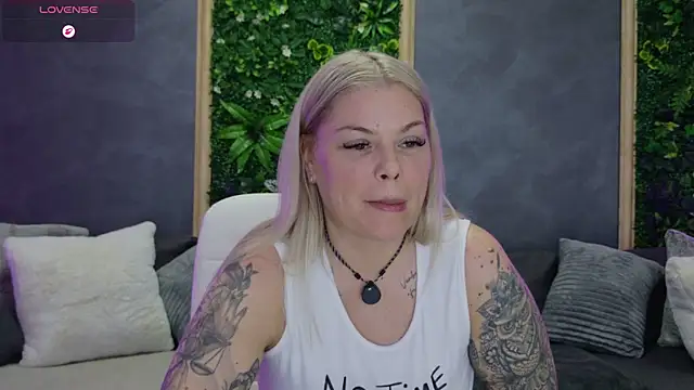 Issa_Jo live cam on StripChat