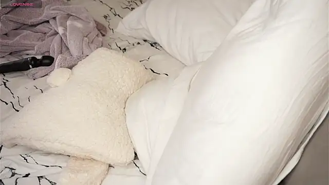 QueenieGitt live cam on StripChat