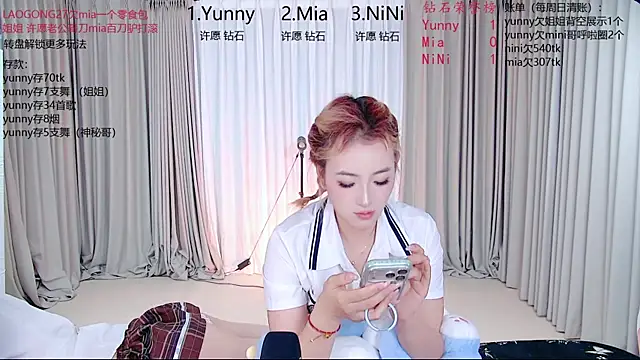 MiNi-U live cam on StripChat