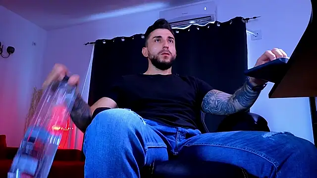 MightyAaron66 live cam on StripChat