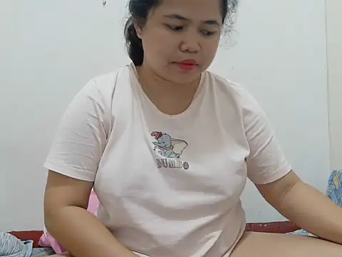 Sweetbigtits_69 live cam on StripChat