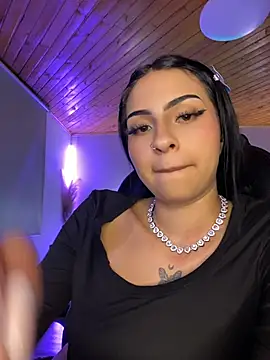 Hilary_pinkk webcam