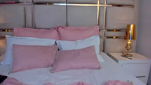 AlliceJhones live cam on StripChat