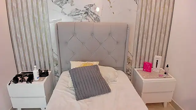 MADISONROSS1 live cam on StripChat