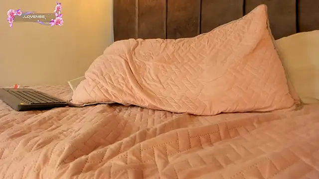 Luna_honey9 live cam on StripChat